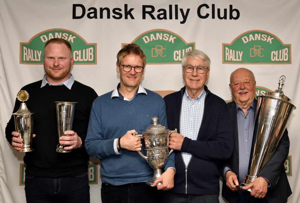 Hædret for deres indsats i rallysporten ved Dansk Rally Clubs generalforsamling onsdag i Kirke Hyllinge. Til venstre rallykøreren Kenneth Madsen, Ruds Vedby, der vandt Rallykørerpokalen som landets absolut bedste rallykører med sejre i alle seks afdelinger i 2022 til Dansk Super Rally i sin Peugeot 208 T16 R5. I midten de historiske rallykørere Kenneth Kruse Simonsen, Charlottenlund, og Otto Kristensen, Tune, der blev hædret med Rallye Monte-Carlo-pokalen for bedste danske placering i årets Rallye Monte-Carlo Historique i deres Lancia Fulvia HF fra 1968. Til højre løbsleder og dommer Finn Højlund, Vordingborg, hædret med Arne Guldmarks ærespokal for sin årelange indsats som løbsleder og dommer i danske og internationale rallyer
(Foto: Dansk Rally Club)